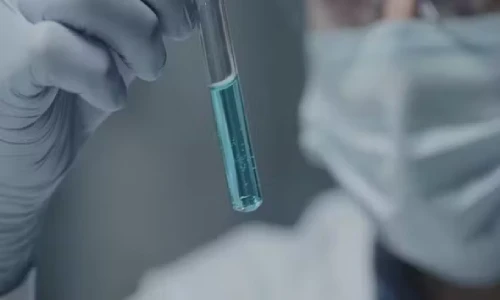 Qual é a finalidade de agitar tubos de ensaio?